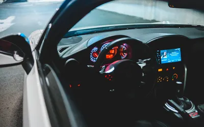 black car steering wheel during daytime